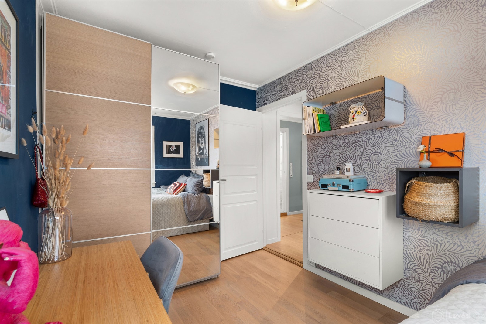 Praktiske garderobeskap med speilfronter gir god oppbevaringsplass. Galleribilde