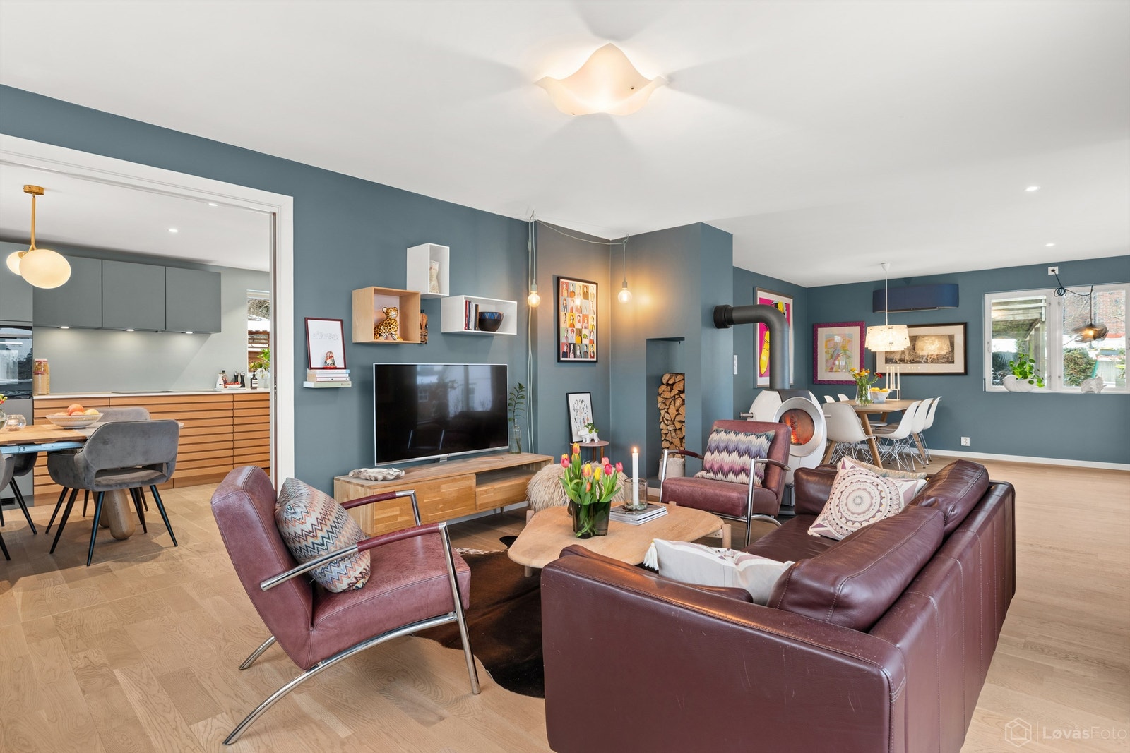 1. etasje har en åpen og gjennomtenkt planløsning der stue og spisestue flyter sømløst sammen i ett stort oppholdsrom, direkte tilknyttet kjøkkenet. Galleribilde