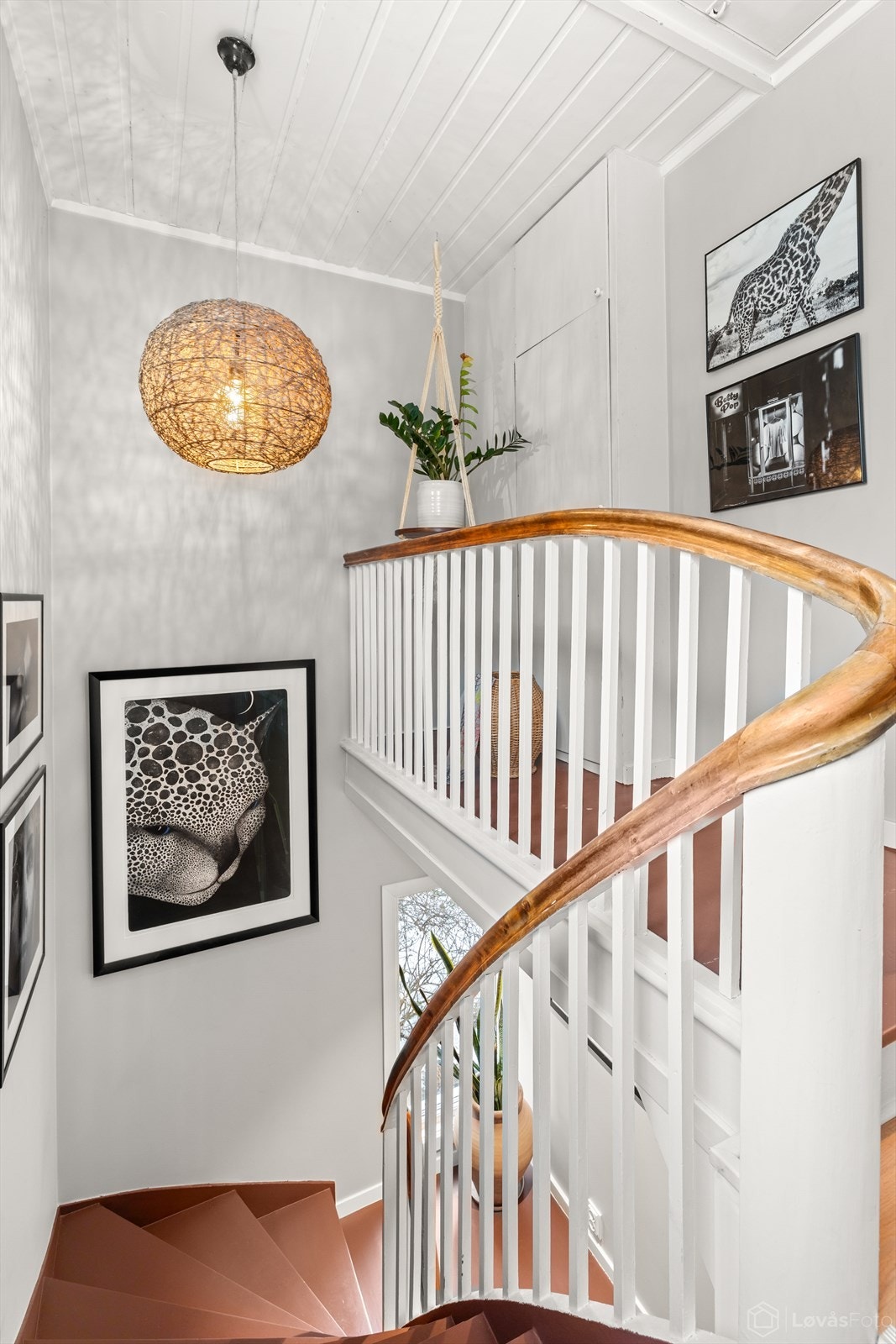 Den klassiske trappen leder deg opp til andre etasje. Galleribilde