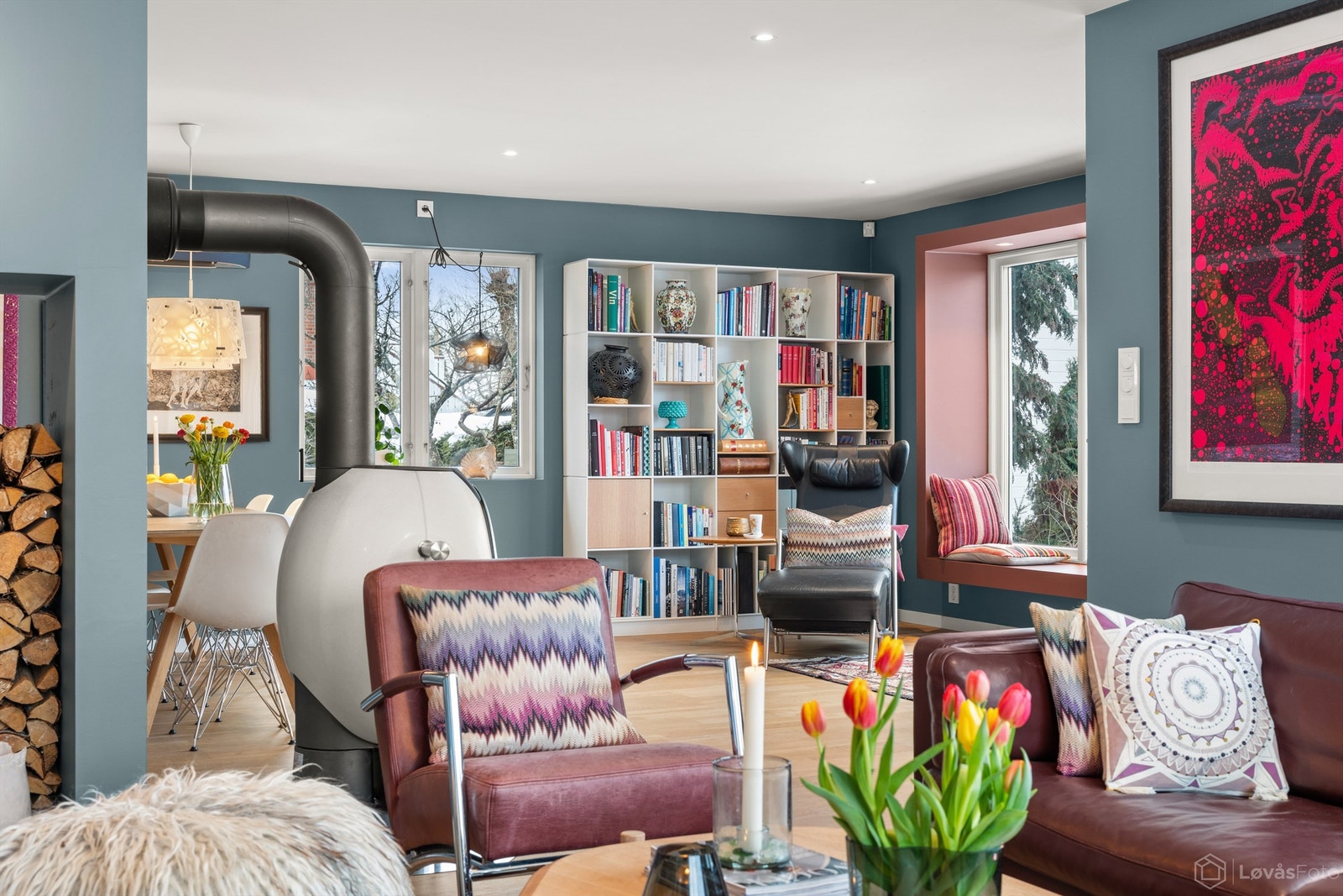 En praktisk vednisje ved peisovnen er både dekorativ og funksjonell. Galleribilde