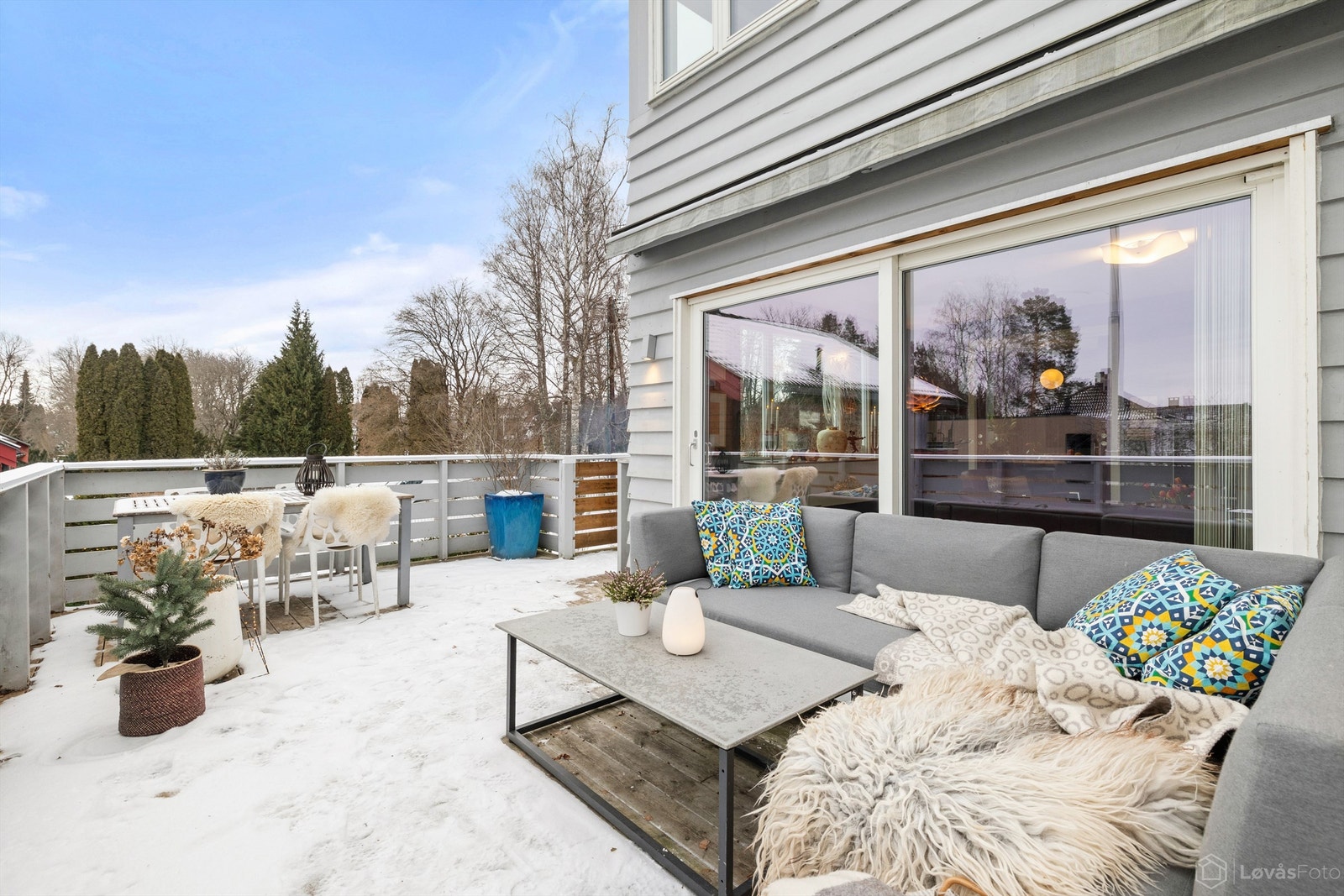 Den store terrassen på 25 kvm har god plass til både loungegruppe og spisebord. Videre fra terrassen er det direkte adkomst til hagen. Galleribilde