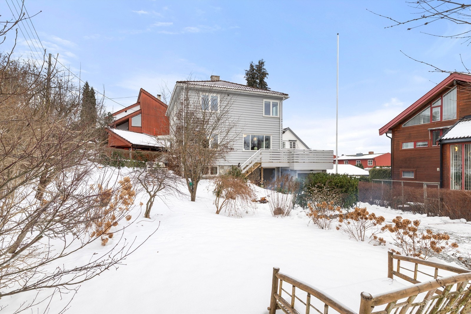 Eiendommen har en pent opparbeidet og idyllisk hage med gressområder og diverse beplantning. Garasje og stor gårdsplass med to elbilladere. Galleribilde