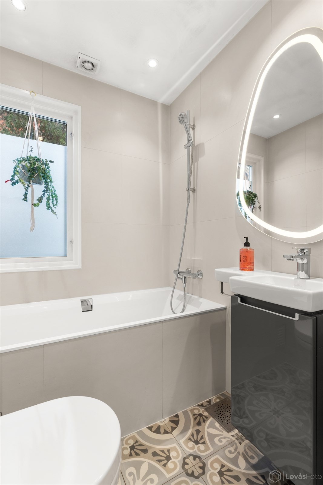 Badet i første etasje ble pusset opp i 2014 med flislagt gulv med gulvvarme og flislagte vegger. Videre er det utrustet med vegghengt servantinnredning, speil med lys, innebygd badekar og vegghengt toalett. Galleribilde