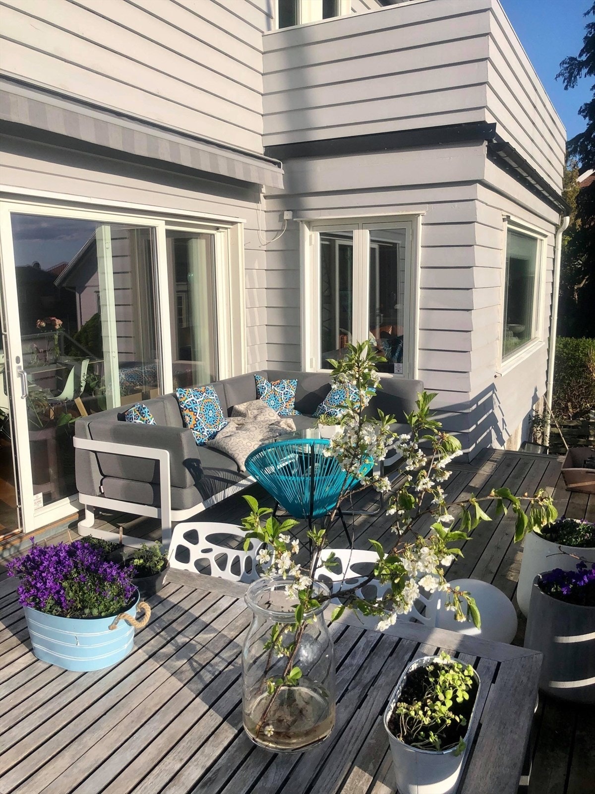 Selgers sommerbilde fra terrassen. Galleribilde