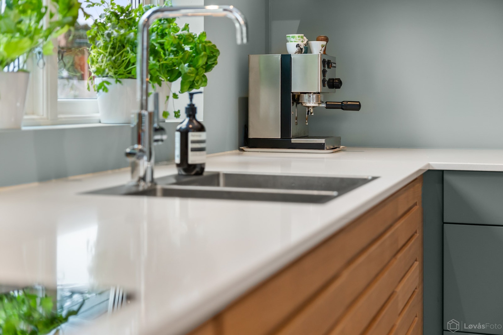 Meter på meter med benkeplater i slitesterk steinkompositt. Galleribilde