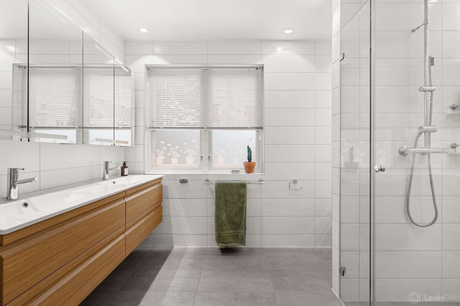 I praktisk tilknytning til soverommene finner du et stort baderom, oppgradert i 2014, med flislagt gulv med varme og downlights i taket. Galleribilde