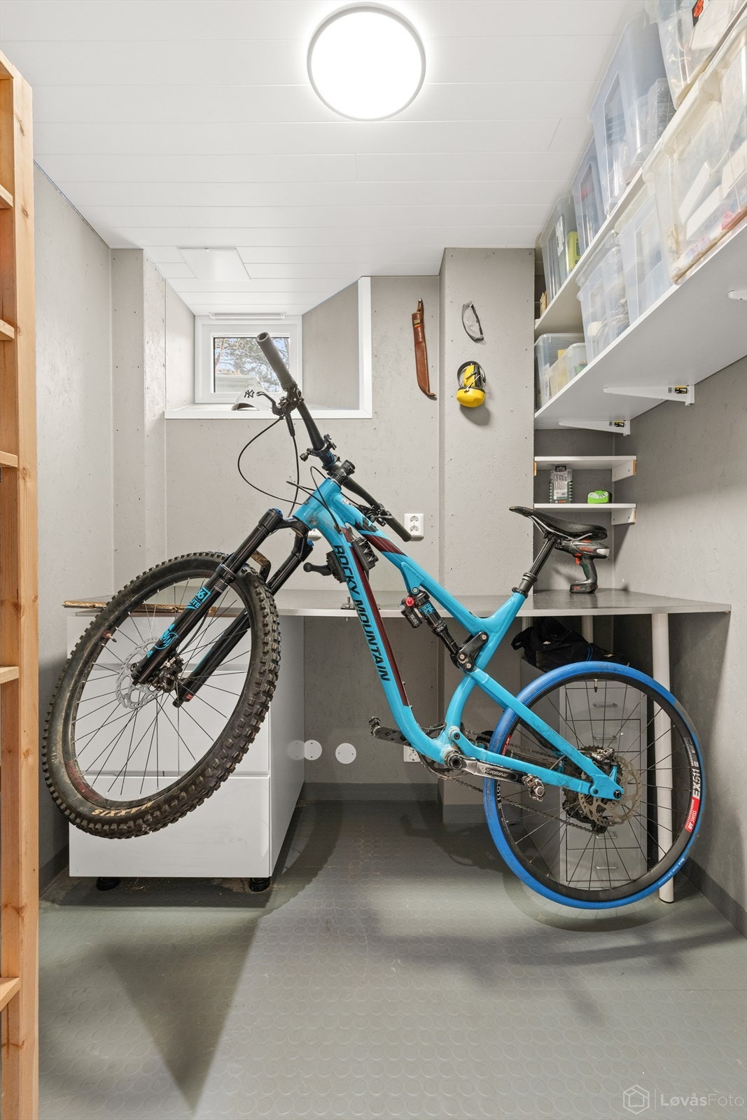 Kjelleren har flere boder som gir rikelig med lagringsplass. Galleribilde