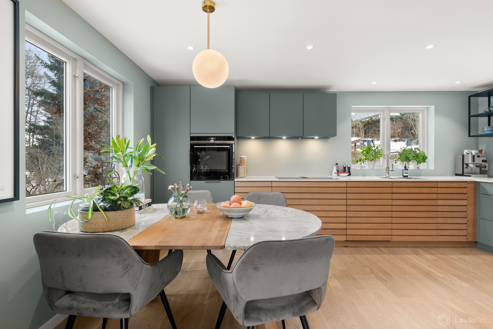 I praktisk tilknytning til stue/spisestuen finner du et stort og tidsmessig kjøkken fra Kvik, oppgradert i 2023. Galleribilde