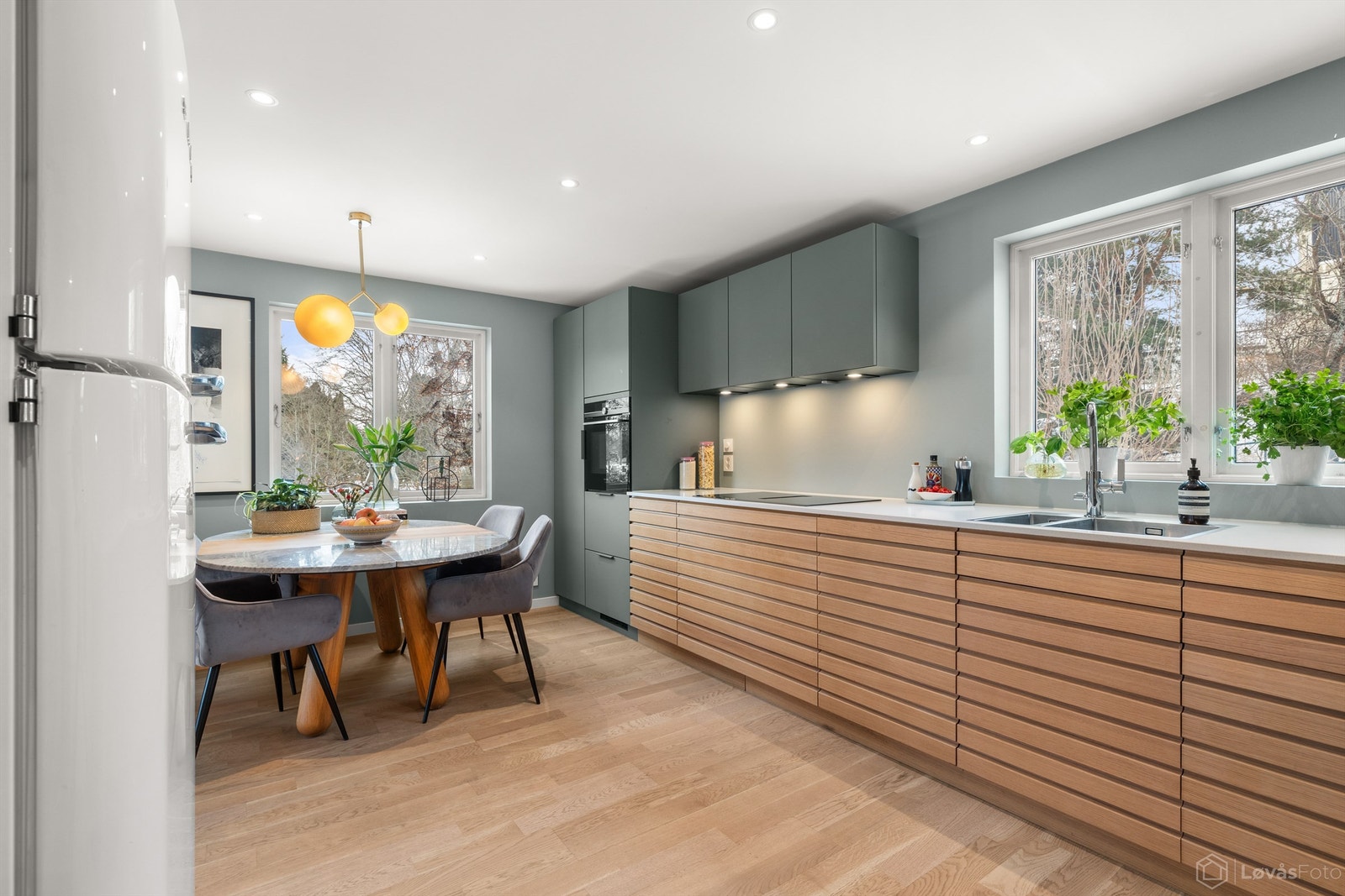 Her er det lagt stor vekt på kvalitet og design med profilerte og slette fronter, og er utstyrt med rikelig skapplass. Galleribilde