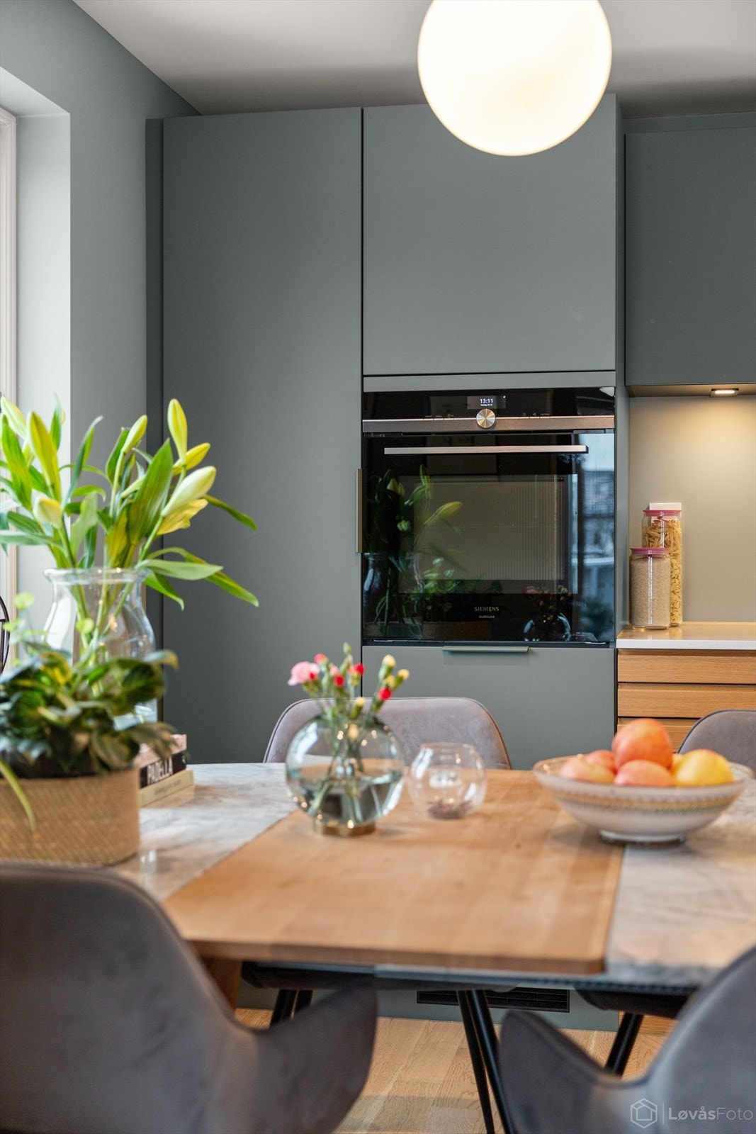 Integrerte hvitevarer inkluderer komfyr i høyskap, oppvaskmaskin samt nedfelt platetopp. Galleribilde