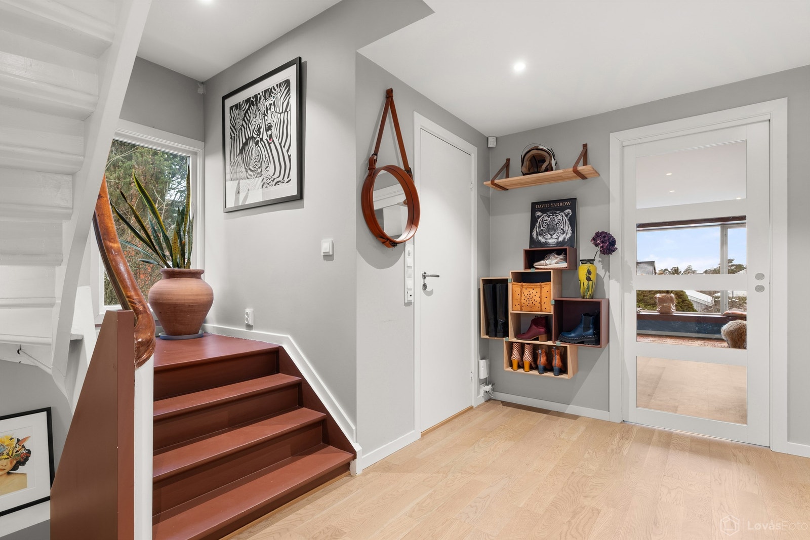 En elegant skyvedør med glassfelt skaper en luftig overgang mot stuen og gir en følelse av åpenhet allerede ved ankomst. Videre fra gangen er det direkte adkomst til baderom, samt til 2. etasje og kjeller. Galleribilde