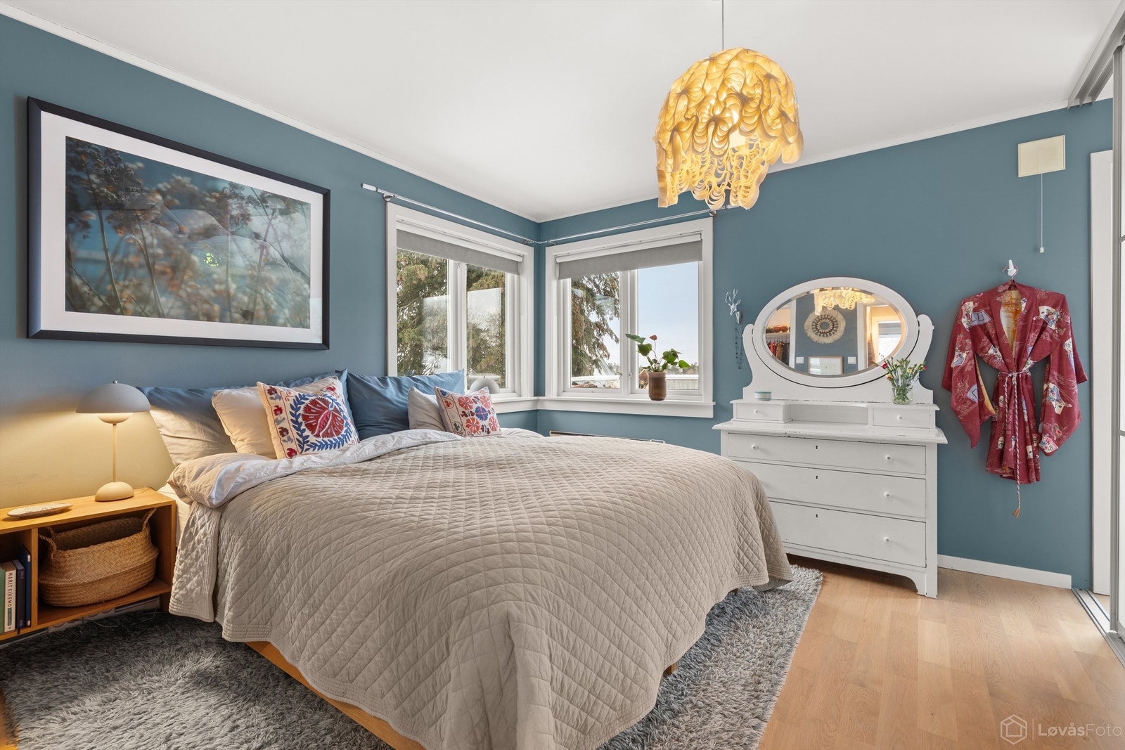 Hovedsoverommet er romslig med god plass til dobbeltseng og har utgang til balkong. Galleribilde