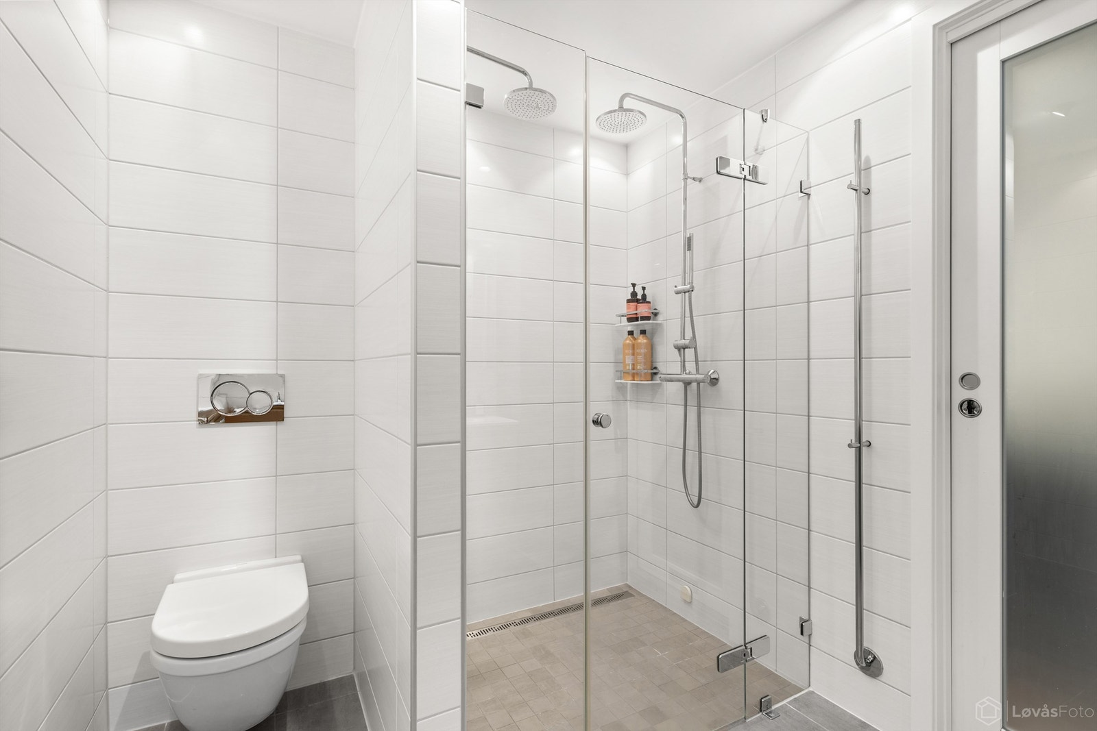 Rommet har vegghengt toalett med innebygd sisterne og mekanisk avtrekksvifte. Galleribilde