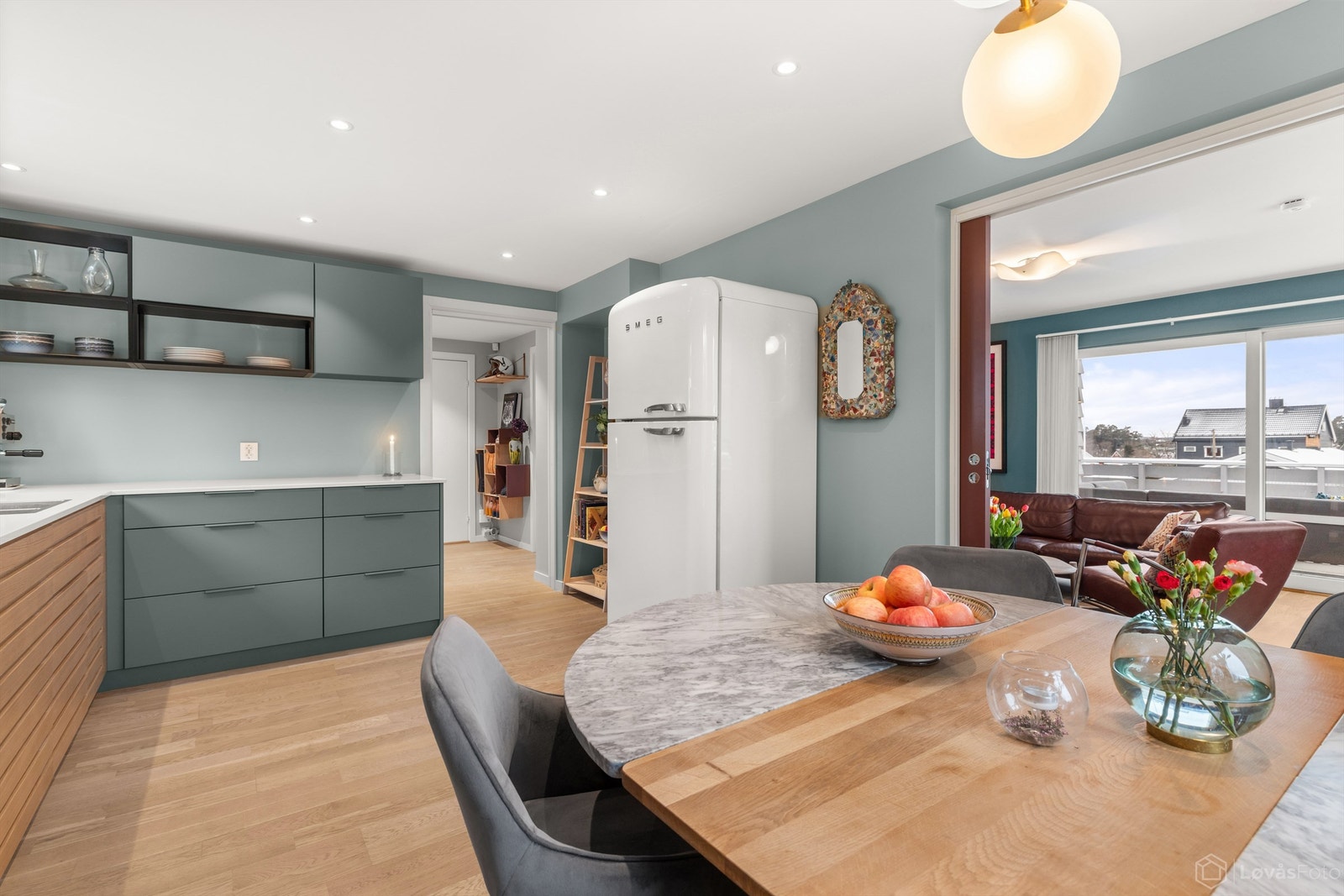 Fra kjøkkenet er det enkel tilgang til både stue/spisestue og entré. Galleribilde