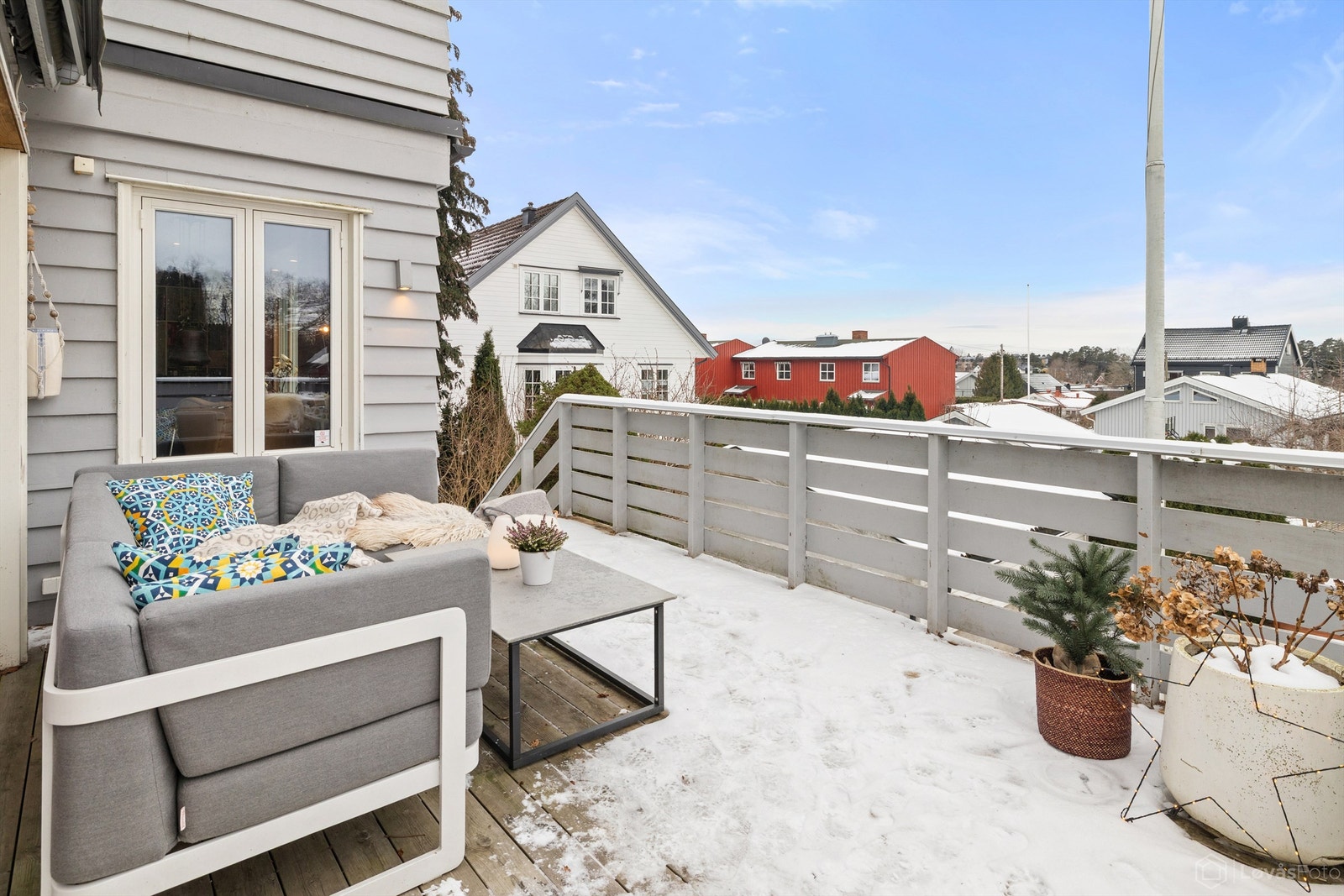 Terrassen byr på rikelig plass til flere sittegrupper. Videre fra terrassen er det direkte adkomst til hagen. Alt i alt et ideelt sted å trekke seg tilbake, nyte solrike dager eller tilbringe rolige kvelder i behagelige omgivelser. Galleribilde