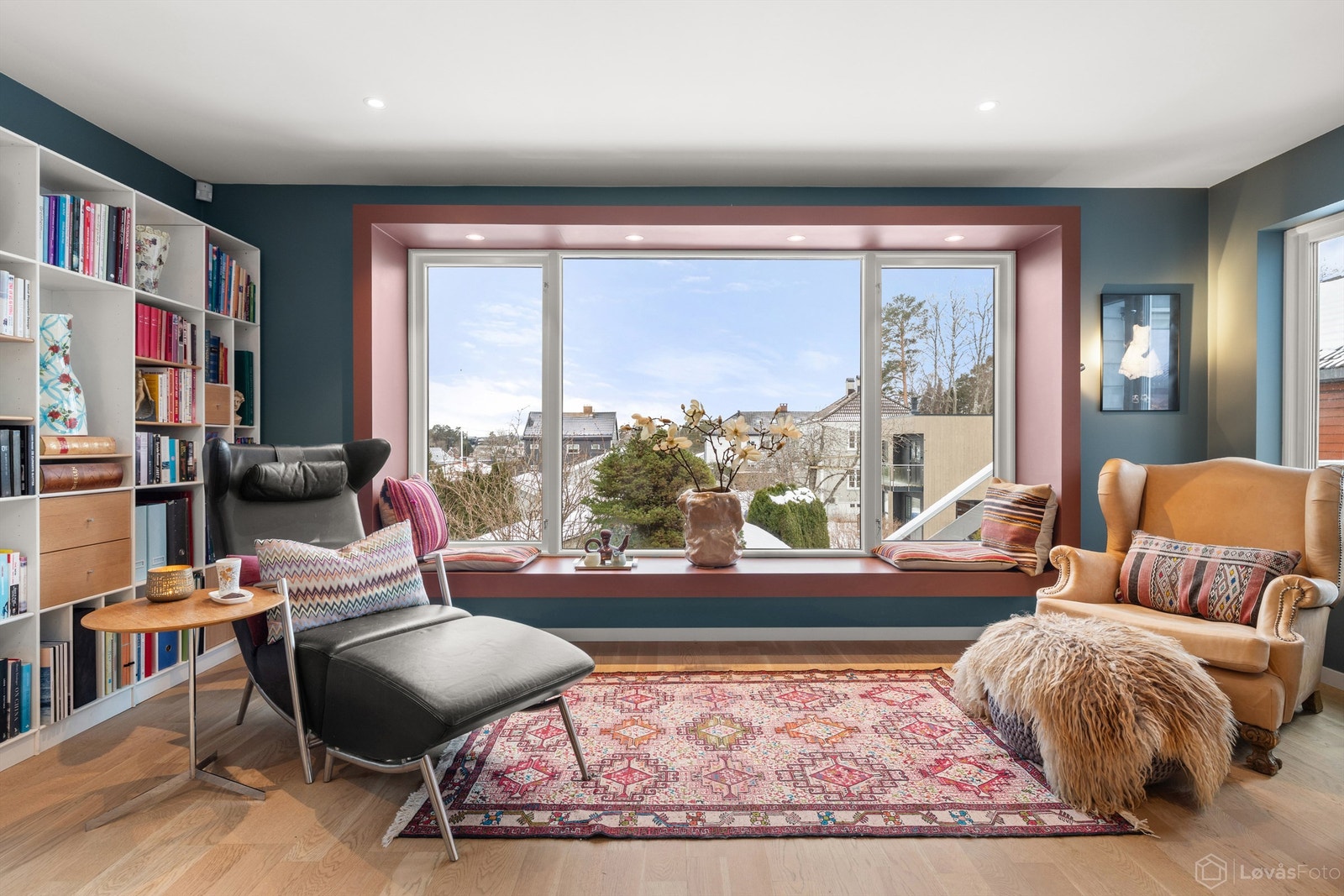 Den brede vinduskarmen er en fin detalj som gir ekstra sitteplass eller utstillingsflate. Galleribilde