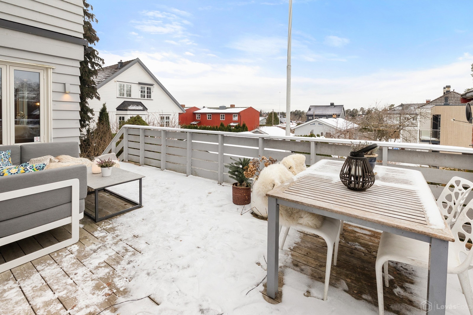 Vestvendt terrasse på 25 kvm med direkte adkomst fra stuen, en naturlig forlengelse av oppholdsrommet innenfor. Galleribilde