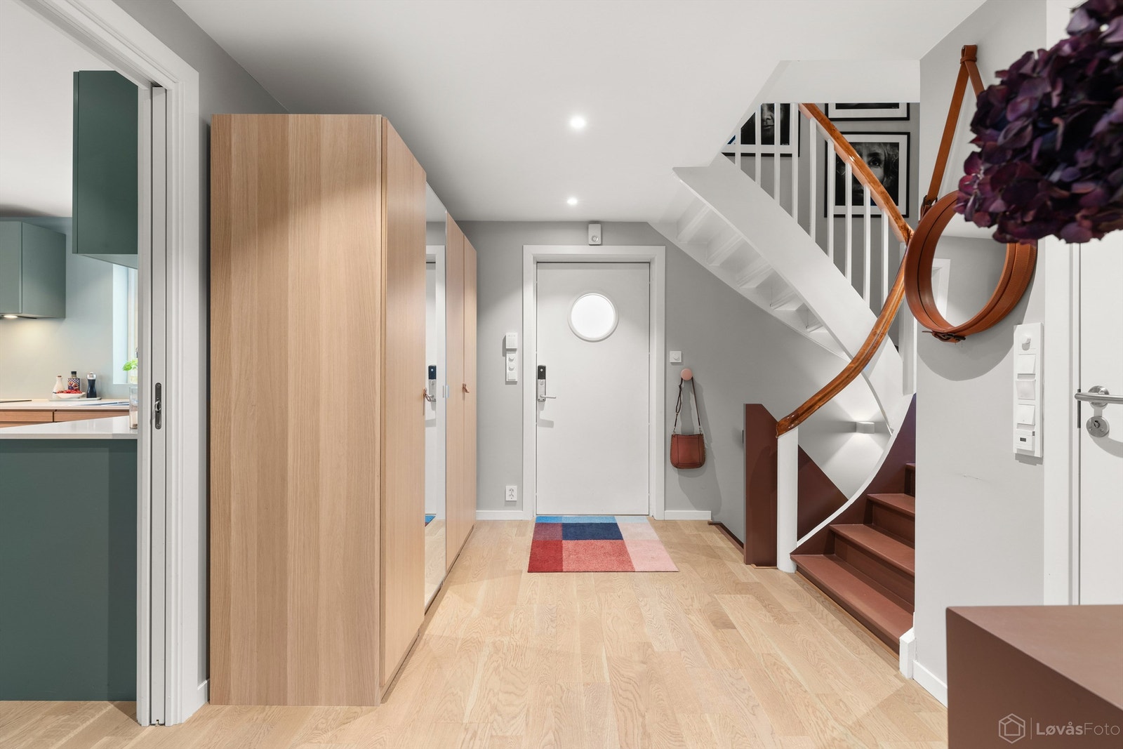 Boligen ønsker deg velkommen med en romslig og innbydende entré/hall pusset opp i 2023. Et praktisk garderobeskap gir rikelig med oppbevaringsplass og bidrar til et ryddig førsteinntrykk. Galleribilde