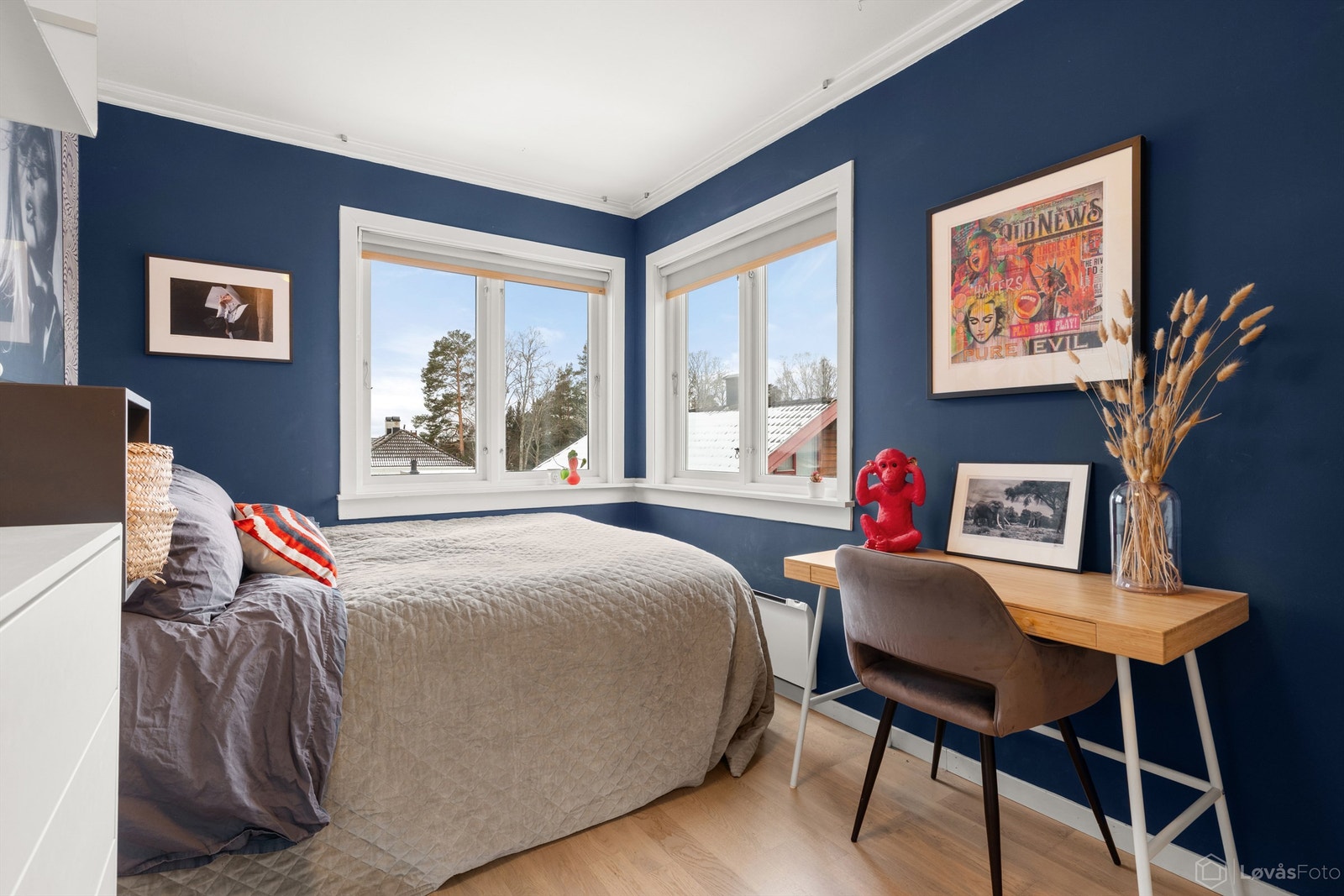 Hjørneplasseringen gir rommet godt med lys fra to sider. Galleribilde