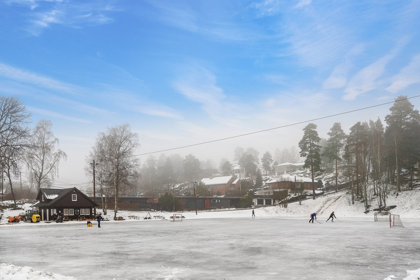 Kort vei til friområdet på Skredderjordet, med skøytebane om vinteren. Galleribilde