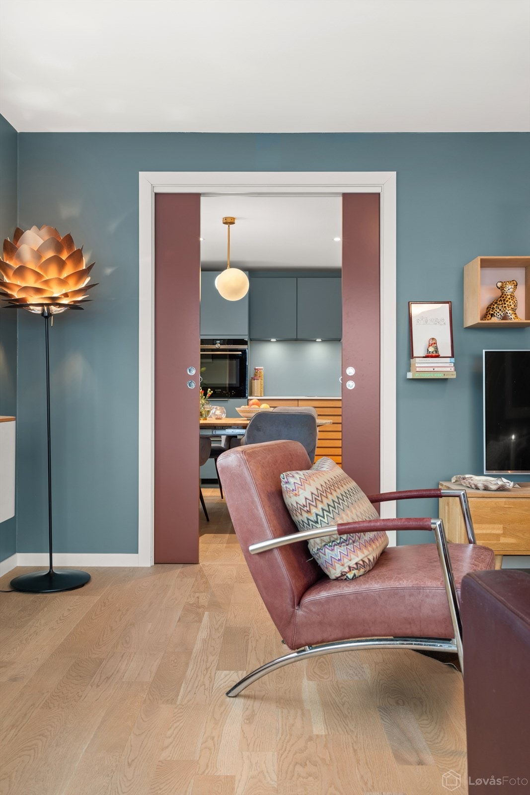 Overgangen mellom stue og kjøkken er sømløs, men kan skilles med en praktisk skyvedør. Galleribilde