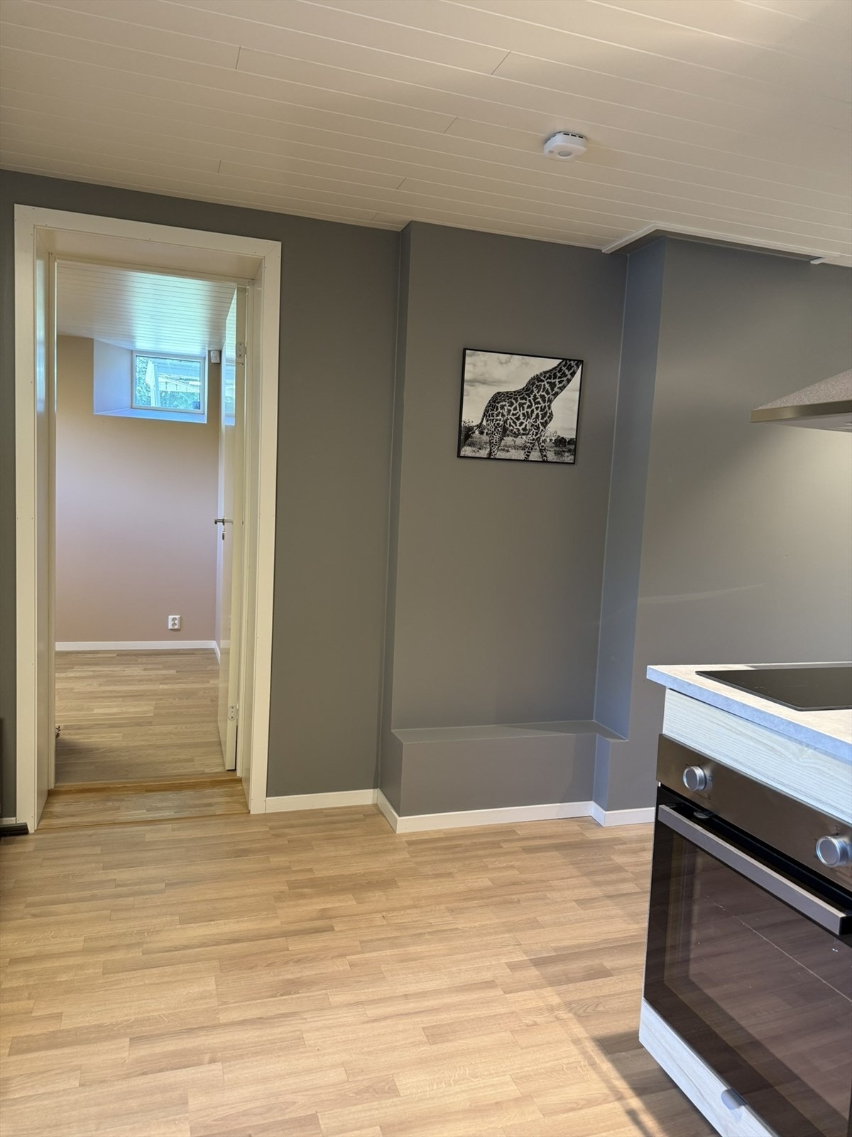 Kjelleretasjen ble oppgradert i 2023, som bla omfattet at hele kjelleren ble pigget ut, det ble lagt nye gulv, oppgradert vegg og tak flater, montert nye innerdører, oppgradert overflater på vaskerommet og installert nytt kjøkken. Selgers bilde. Galleribilde