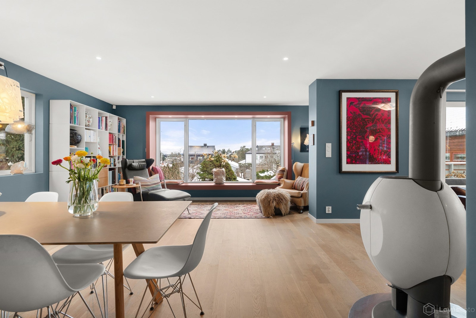 En klassisk funkisbolig som har bevart sitt tidløse uttrykk, samtidig som den ble betydelig oppgradert i 2014 og 2023. Den åpne løsningen gir en fin flyt mellom de ulike sonene i etasjen. Galleribilde