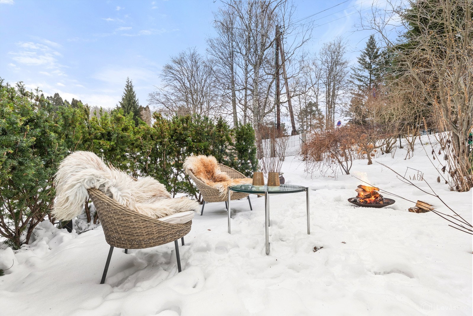 En hyggelig uteplass i hagen for kalde dager rundt bålpannen. Galleribilde