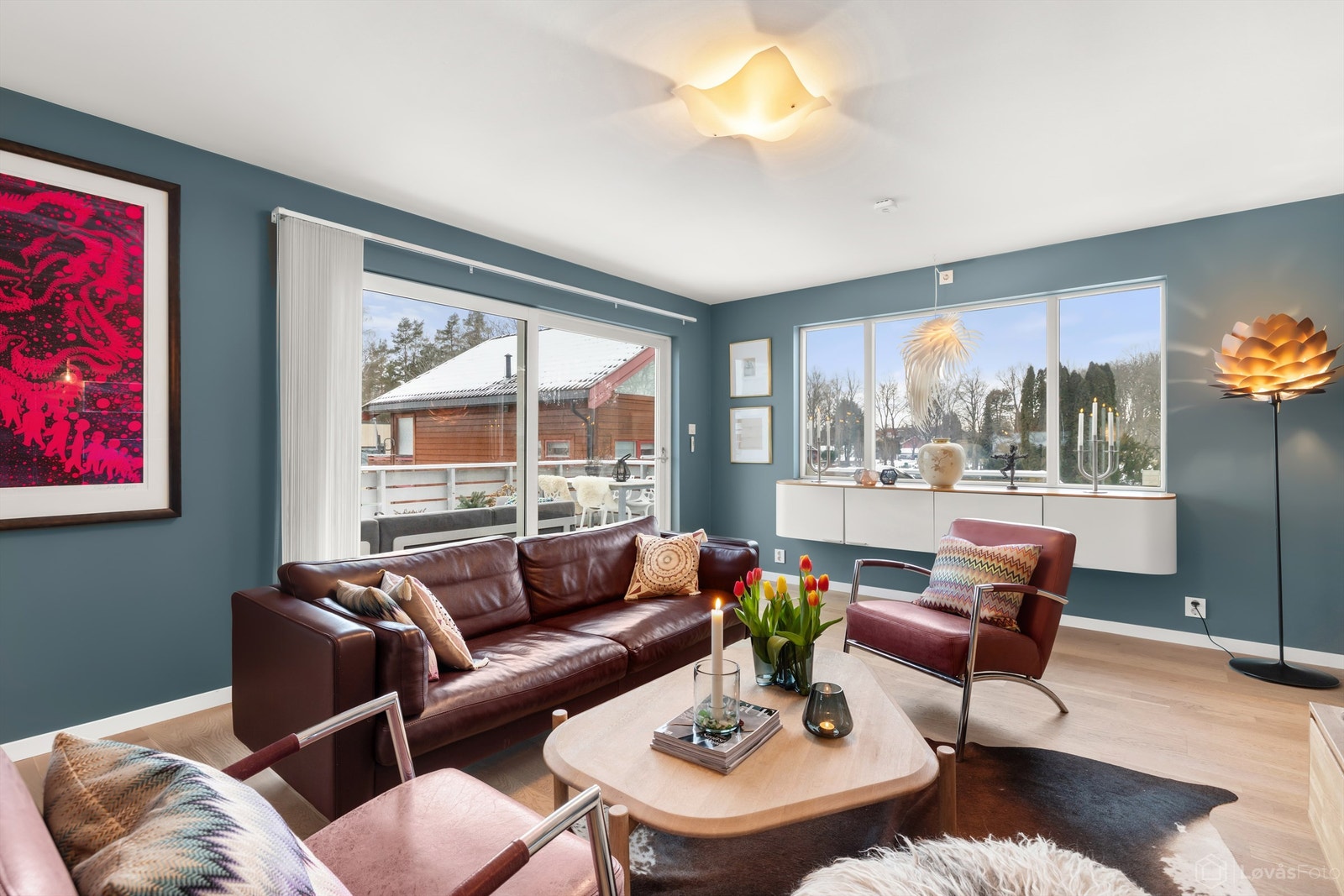 Vinduene i 1. etasje er nye fra 2023. Fra stuen er det direkte utgang til en stor, vestvendt terrasse på 25 kvm. Galleribilde