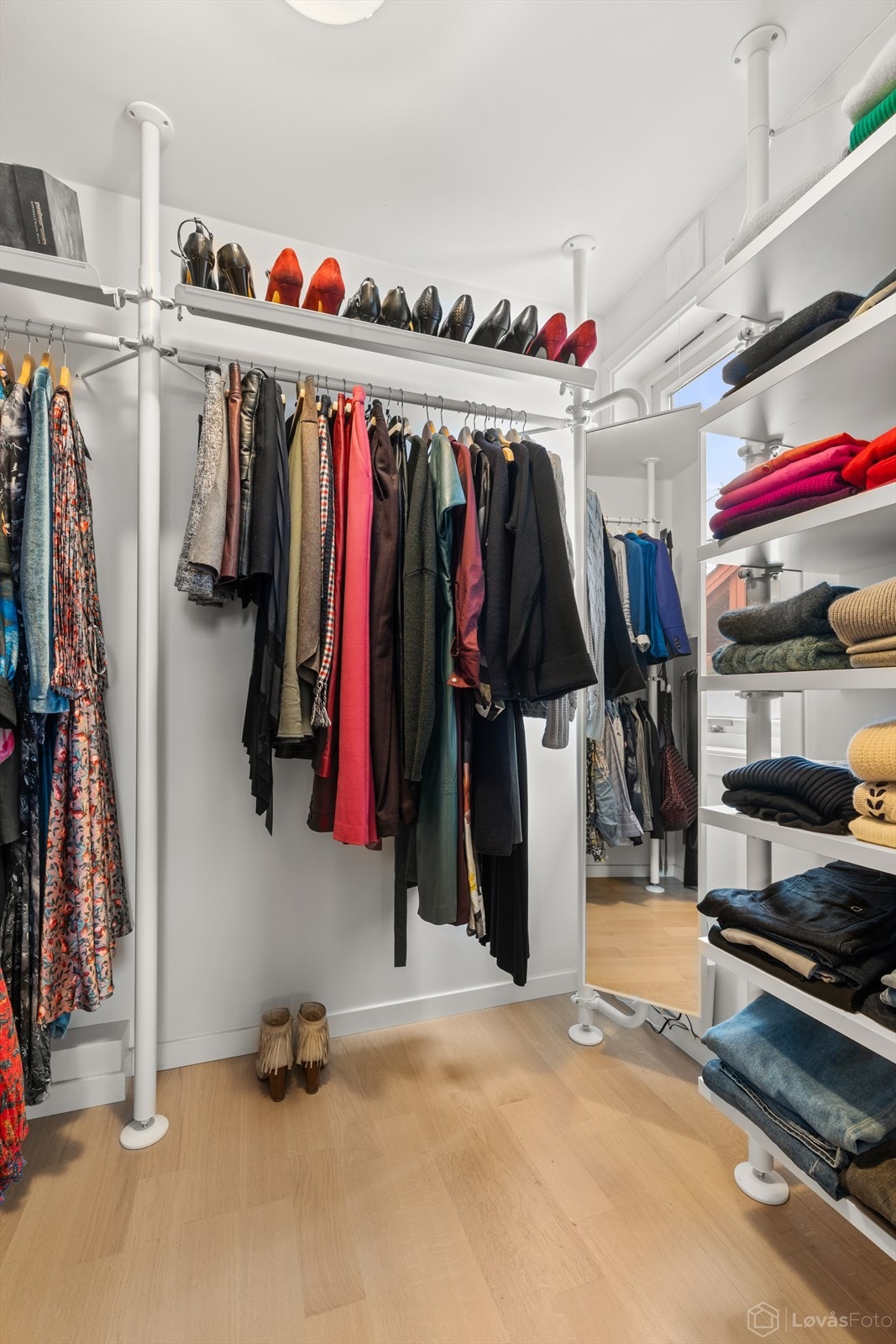 Etasjens walk-in closet har parkettgulv og god plass til klær og sko. Galleribilde