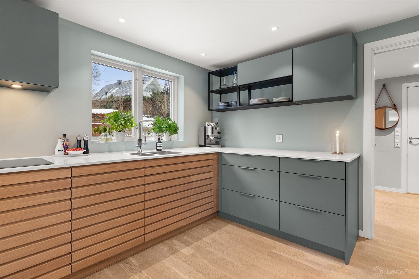 De flotte en-stavs eikeparkett binder rommene sammen på en stilfull måte og gir et helhetlig og varmt uttrykk. Alle gulvene i 1. etasje har varme i gulv. Galleribilde