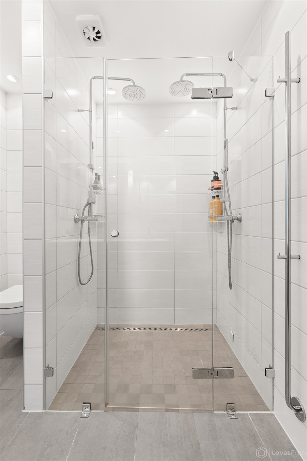 Dusjhjørnet er utstyrt med glassdør og to regnfalldusjer for ekstra komfort. Galleribilde