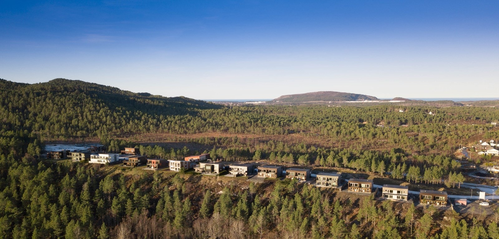 Tomtene leveres som råtomter med asfaltert vei, samt vann, kloakk, strøm og kabel-tv inntil tomtegrense. Galleribilde