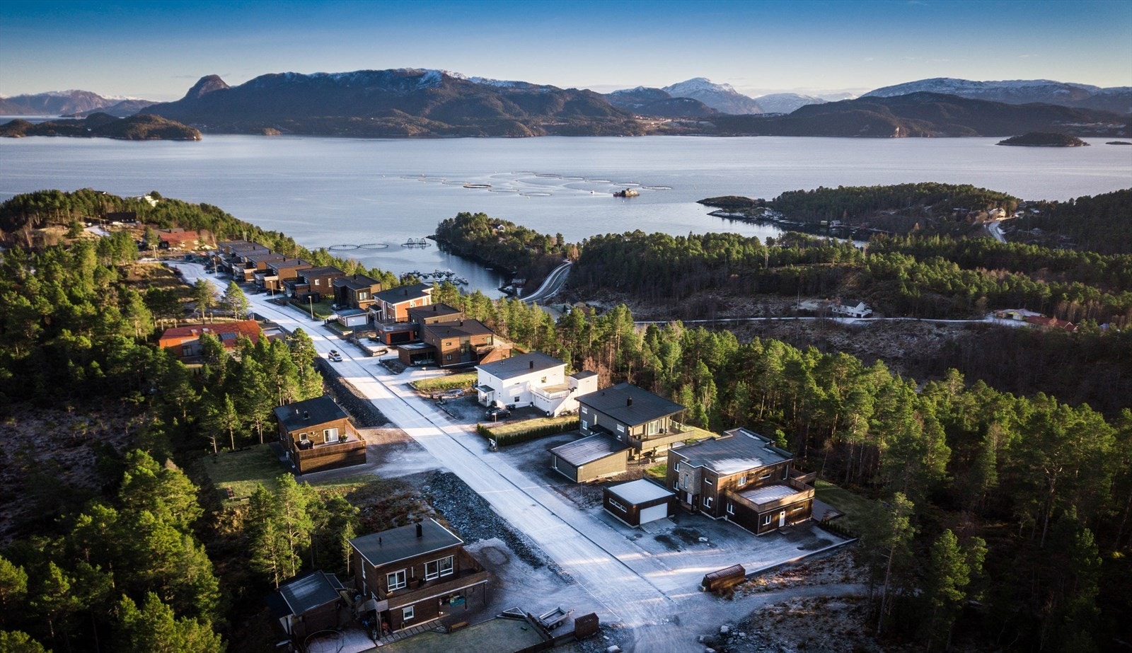 Ørnvika Vest ligger fint til, høyt oppe i terrenget. Kort vei til flotte turområder! Galleribilde