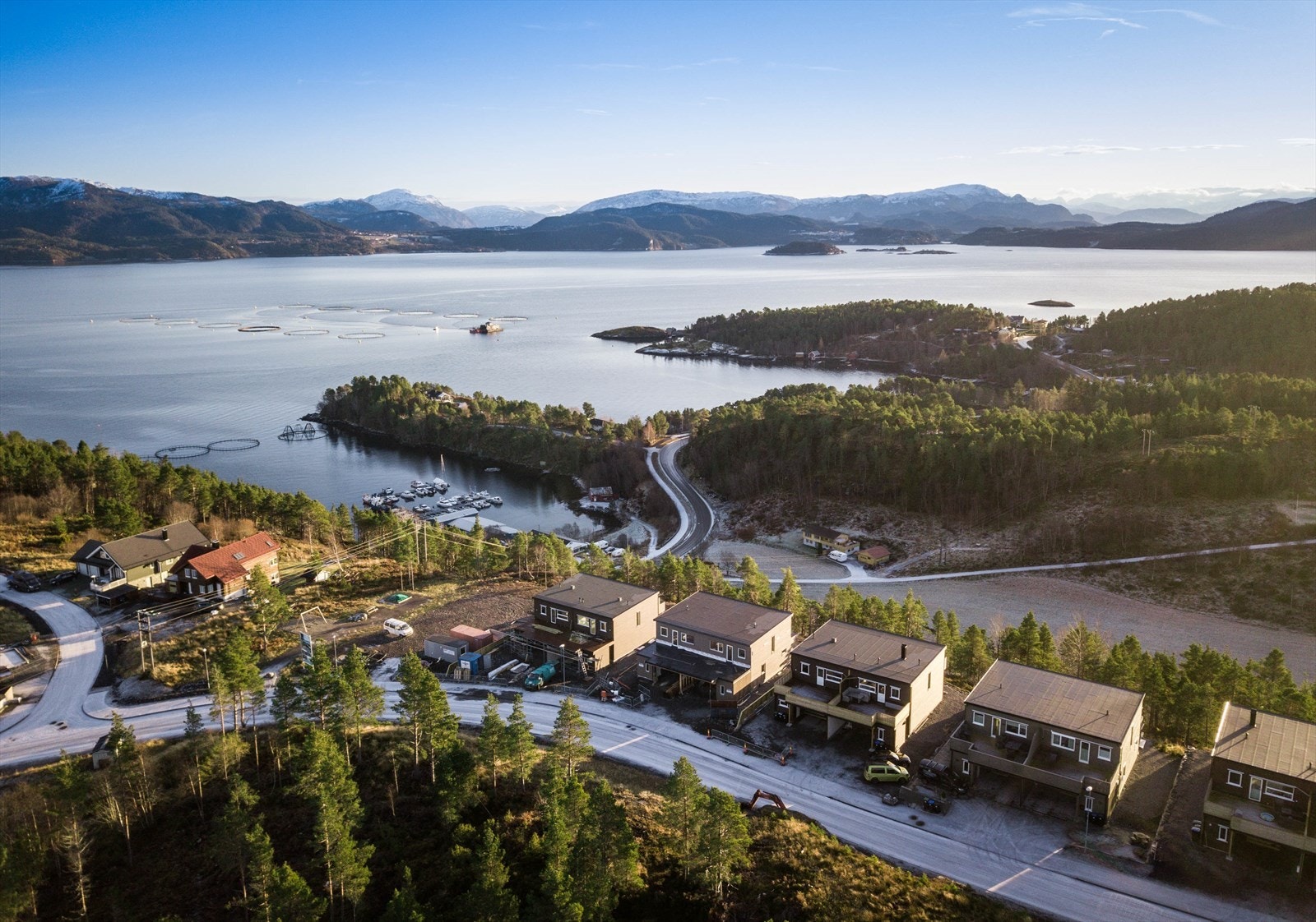 Det er satt opp flotte 2-mannsboliger i mellom eneboligene i BF 1 og 2 og BF 3-5. Galleribilde