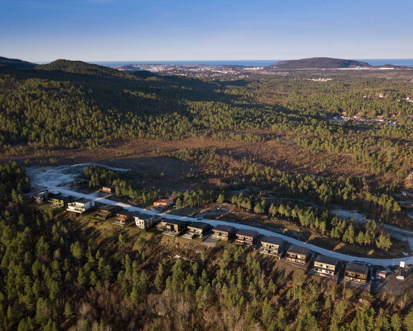 Idyllen blir komplett med nærliggende badestrand, turområder, lekeplasser og fotball på løkka. Galleribilde