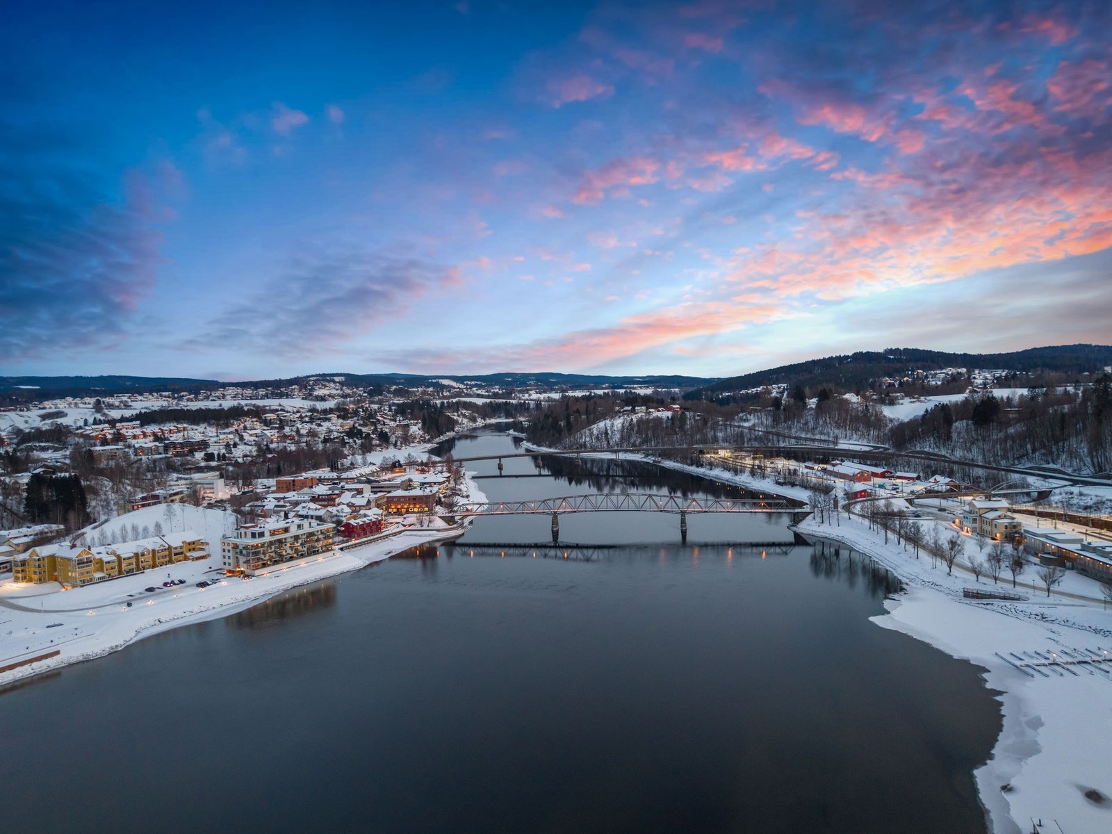 Området har nærhet til skoler, barnehager, offentlig kommunikasjon, samt et rikt utvalg av fasiliteter og servicetilbud. Galleribilde