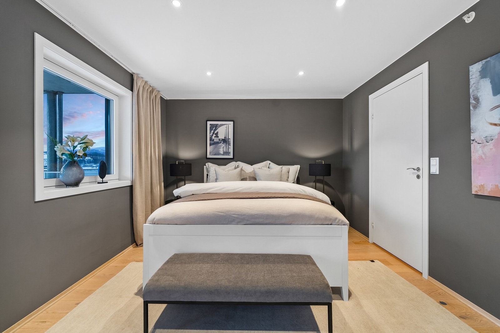 Hovedsoverommet fremstår som lyst og delikat, med plass til dobbeltseng og tilhørende møbler. Galleribilde