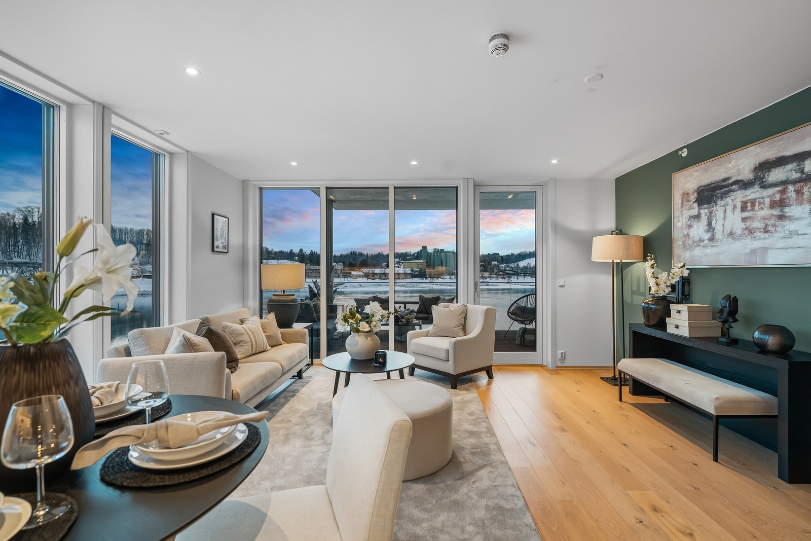 Her er det rikelig med plass til både en koselig sofagruppe og en stor spisestue - perfekt til både hverdagsliv og sosiale sammenkomster. Galleribilde