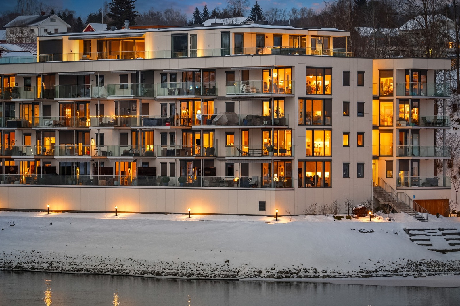 Sameiet har navn etter D/S Skibladners sving inn mot Skibladnerbrygga ved Eidsvoll stasjon. Galleribilde