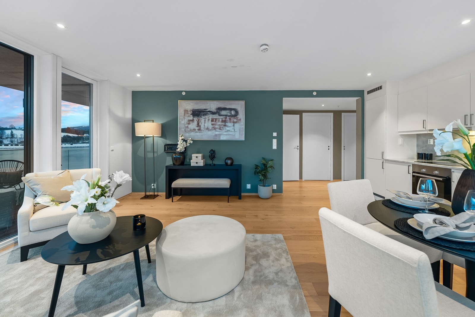 Her er alt lagt til rette for både hyggelige middager med venner og familie, og en funksjonell hverdag med alt du trenger innen rekkevidde. Galleribilde