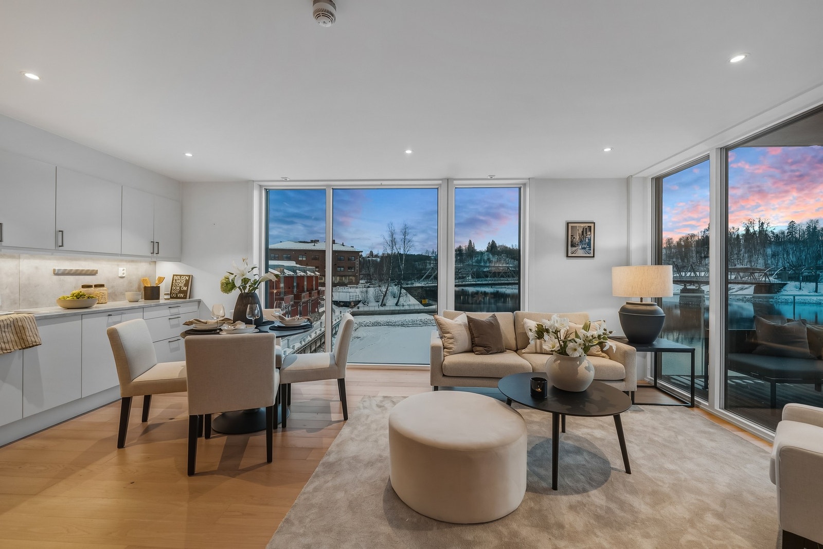 Det er integrerte hvitevarer som stekeovn, induksjonstopp, oppvaskmaskin og kjøle-/ fryseskap, noe som gjør hverdagen enkel. Galleribilde