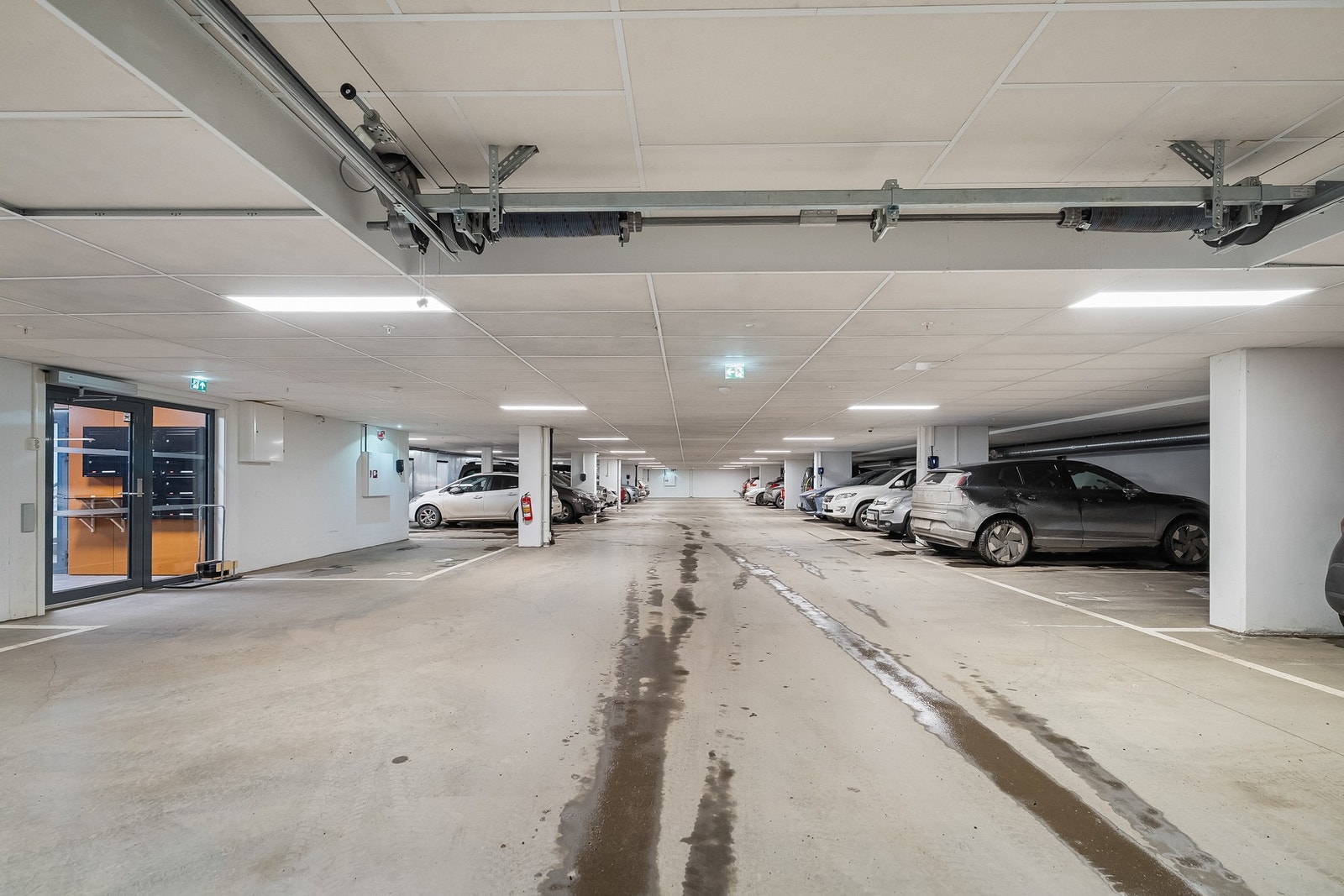 Det medfølger en garasjeplass i kjelleren. Galleribilde