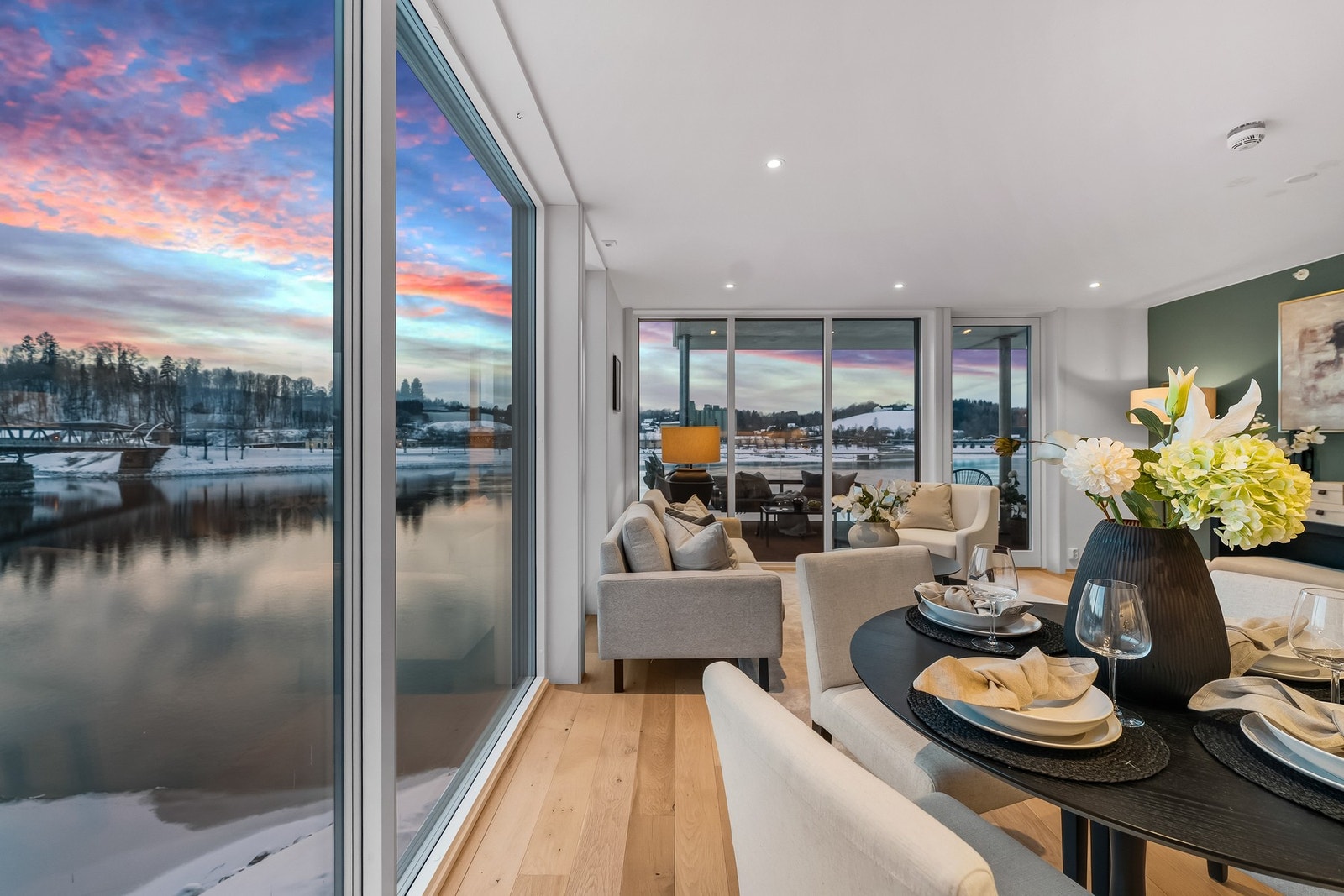 Store vindusflater slipper inn rikelig med naturlig lys og, sammen med lyse vegger, skaper de en luftig og behagelig atmosfære. Galleribilde