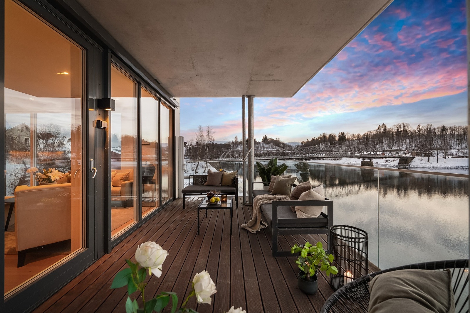 Fra stuen er det direkte utgang til en flott balkong med utsikt utover elven. Galleribilde