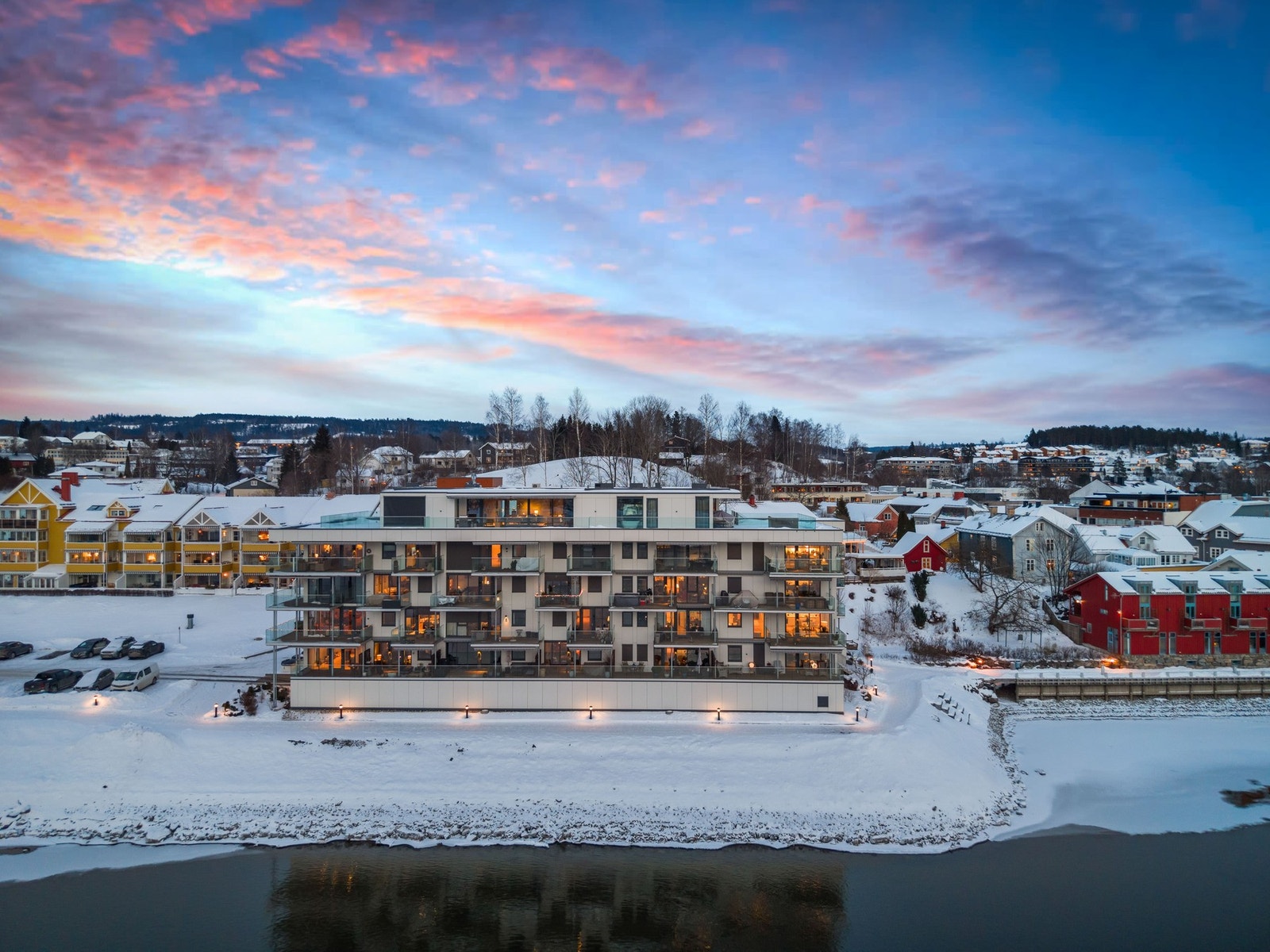 Leiligheten har en meget attraktiv og populær beliggenhet nede ved elven Vorma, i naturskjønne omgivelser i Sundet i Eidsvoll. Galleribilde
