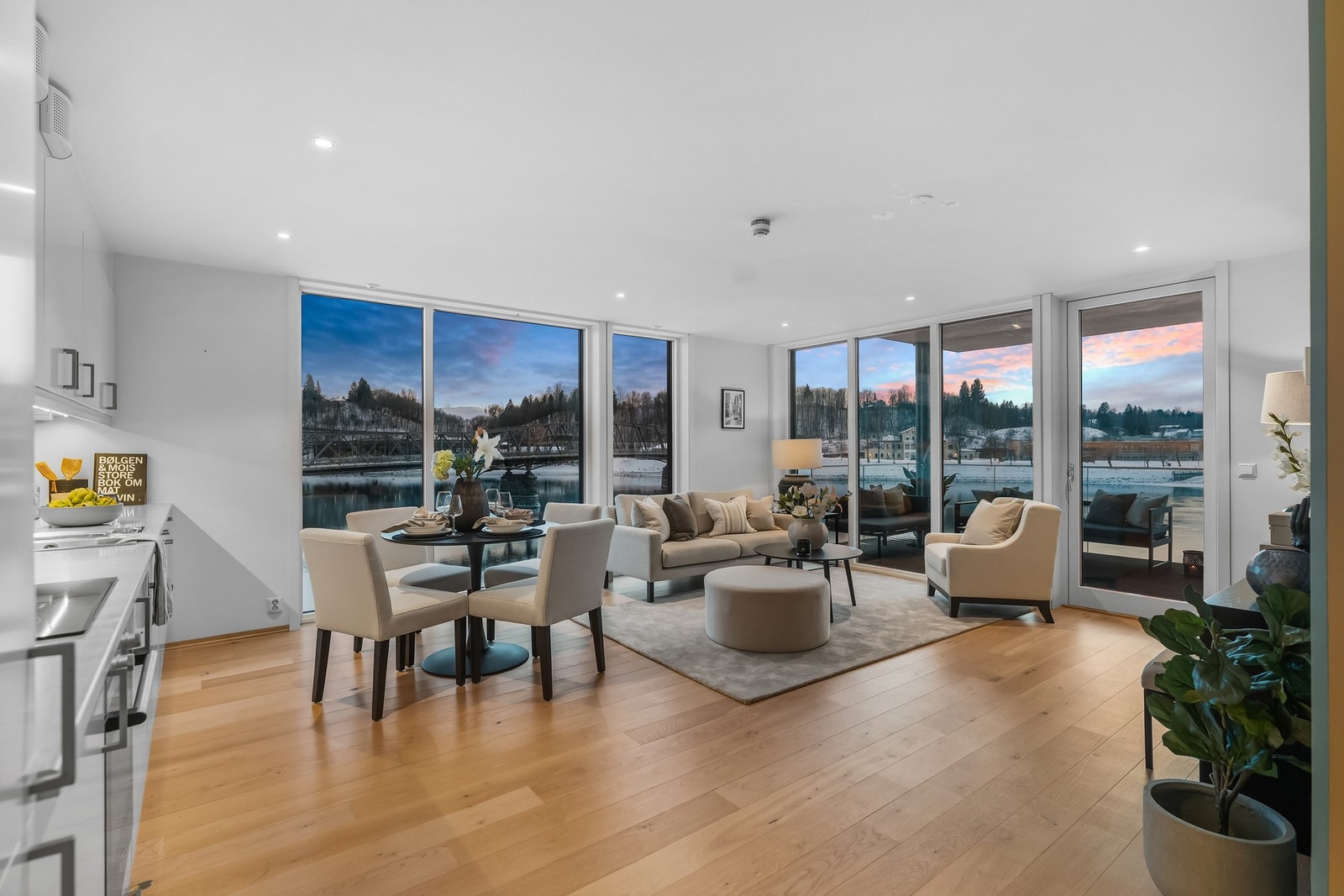 Leilighetens naturlige samlingspunkt er den romslige stuen med åpen planløsning. Galleribilde