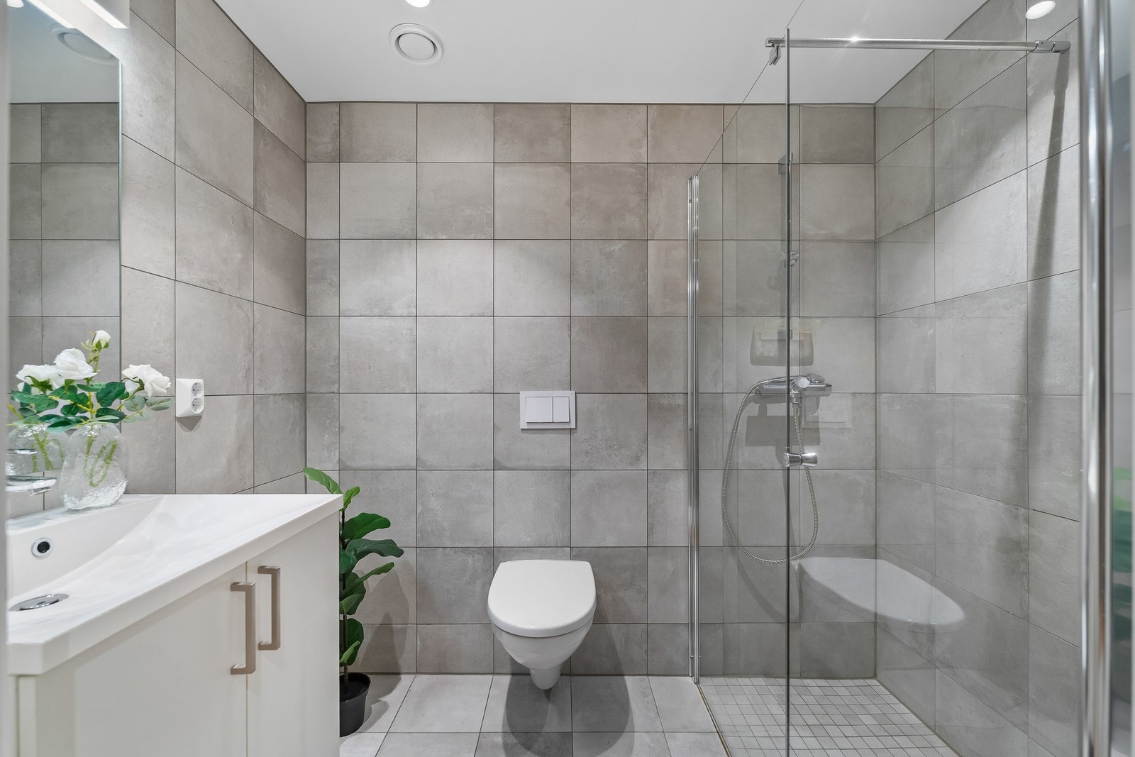 I tilknytning hovedsoverommet har man et eget baderom Galleribilde