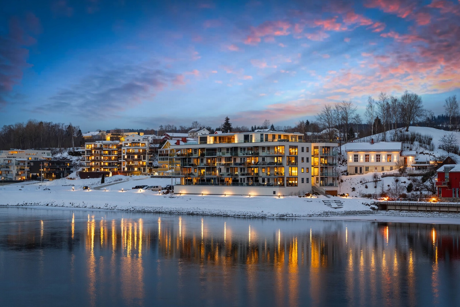 For båtfolket er det umiddelbar nærhet til idylliske Vorma med både gjestehavner og båtforeninger, samt kort vei til Mjøsa. Områdene har også fine, grønne lunger og en hyggelig strandpromenade. Galleribilde