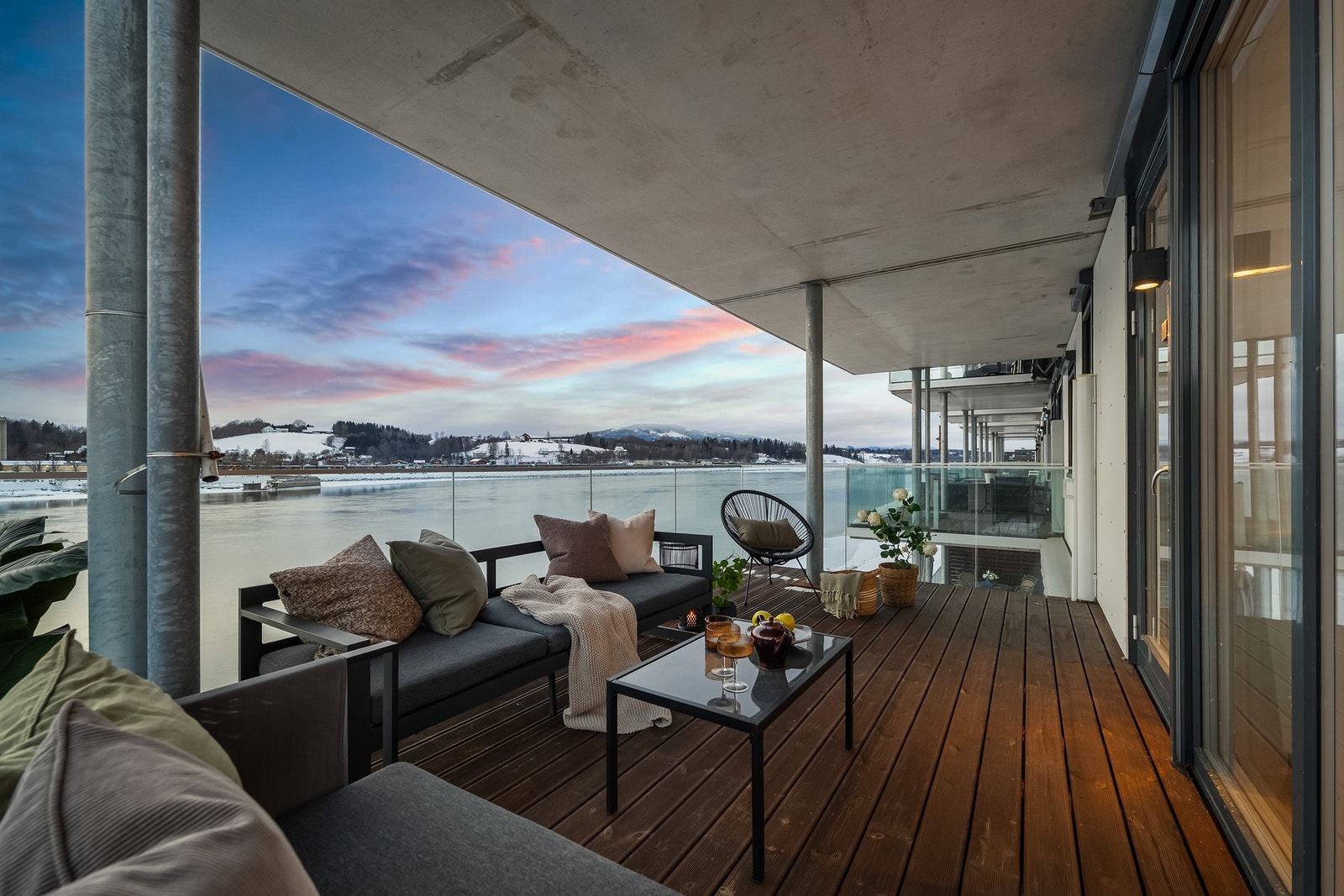 Her er det god plass til sittegruppe og grill, noe som gjør balkongen til en forlengelse av oppholdsrommet. Galleribilde